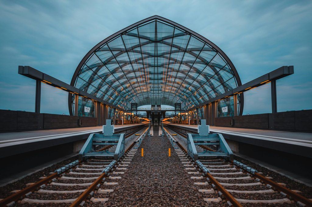 Ein atemberaubender Blick auf eine moderne U-Bahn-Station mit einzigartiger Glasarchitektur in Hamburg.